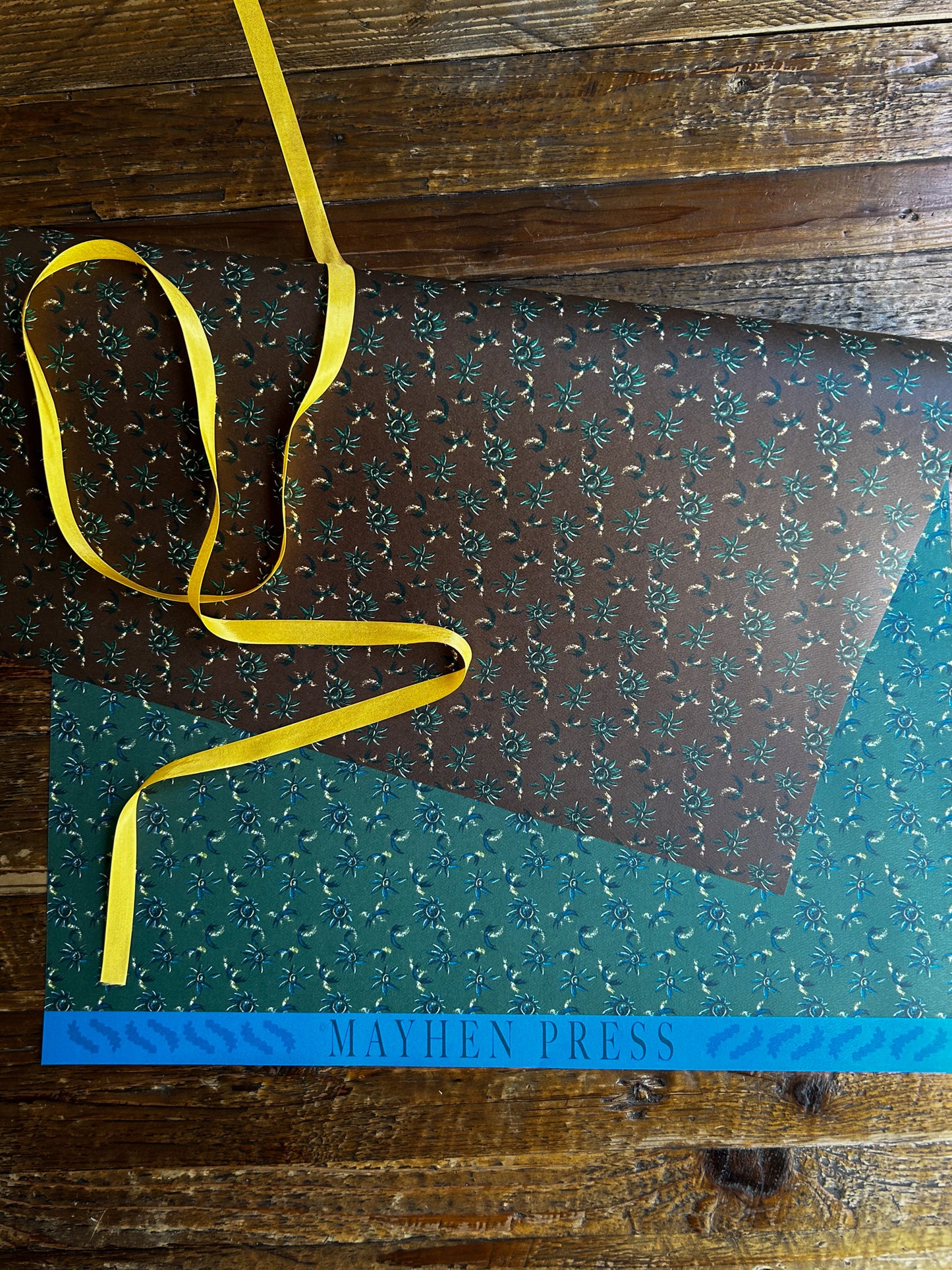 double sided wrapping and crafting paper with dainty daisy floral pattern design