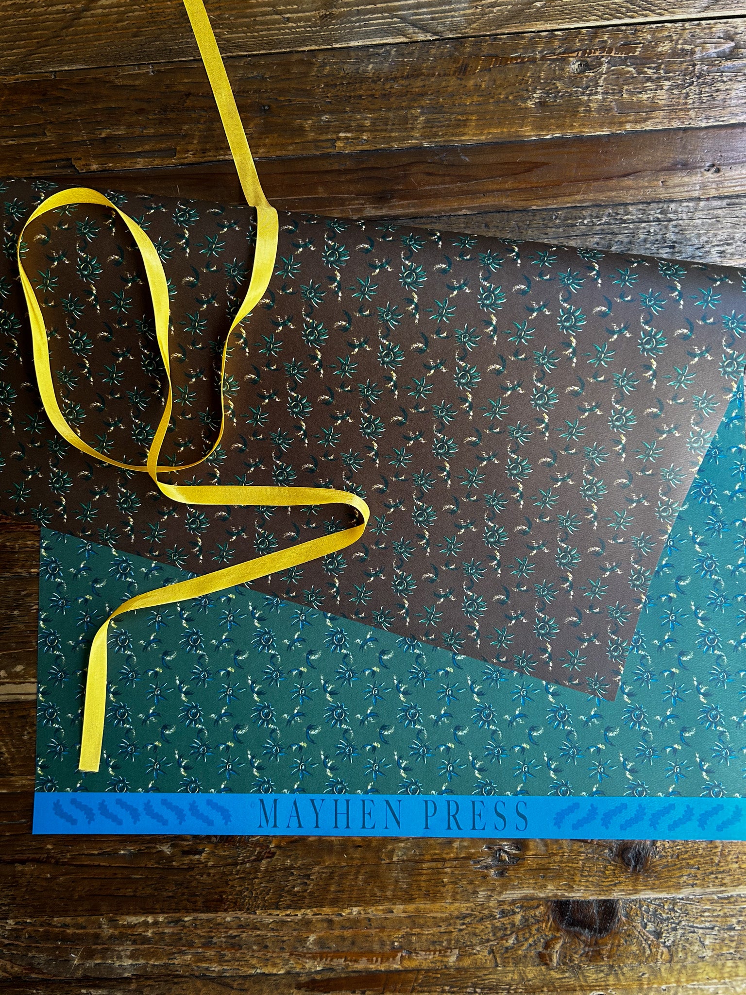double sided wrapping and crafting paper with dainty daisy floral pattern design